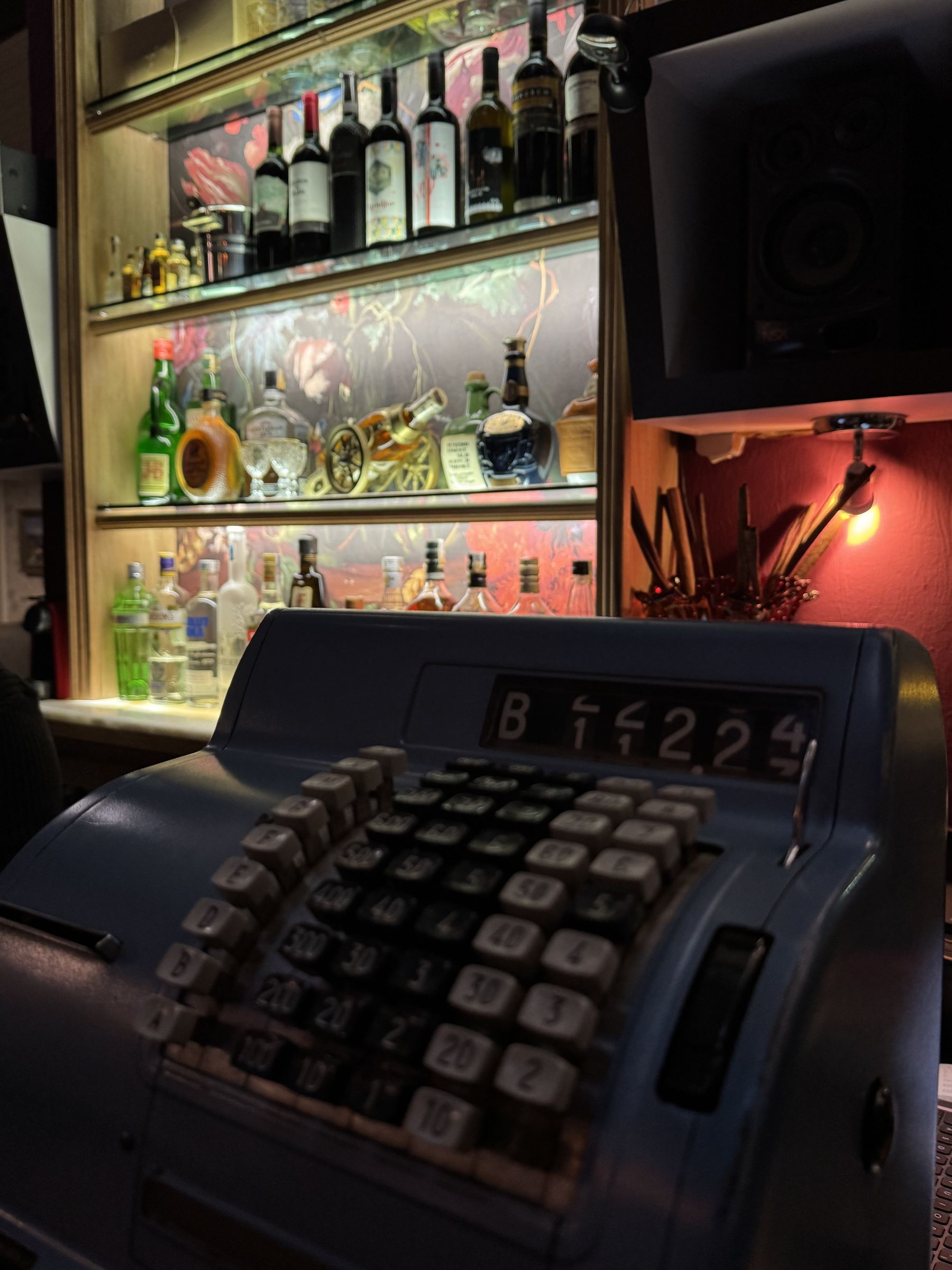 Caixa registradora antiga no bar da Casa Gourmet